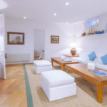 Apartment With Sea View And Pool